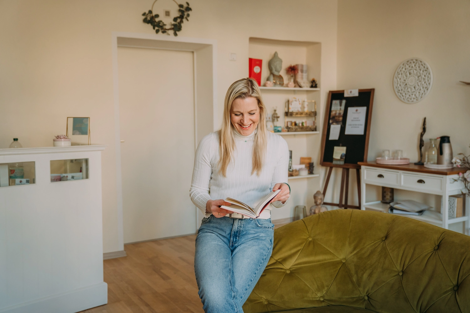 FlowMine – Begleitung, Beratung & Weiterbildung – Frau liest Buch