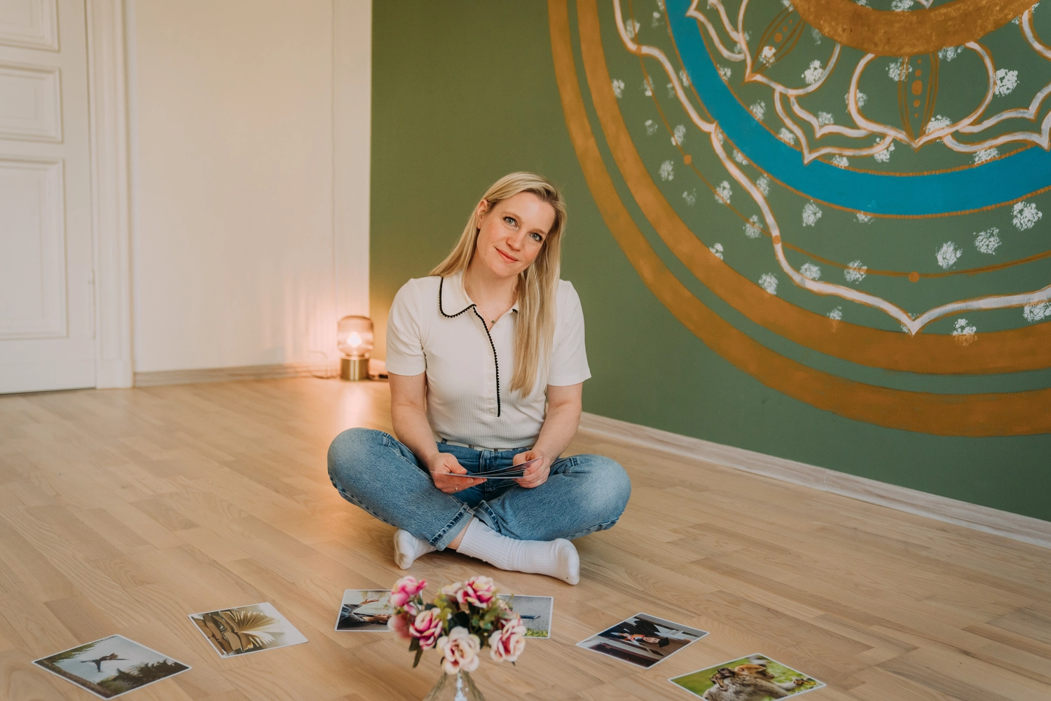 FlowMine – Begleitung, Beratung & Weiterbildung – Maria hält Fotos